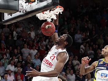 Trevor Mbakwe l&auml;sst es krachen und erzielt per Dunking zwei Punkte. Doch auch von der Freiwurflinie (elf Treffer bei zw&ouml;lf Versuchen) war der Bamberger Center treffsicher. Fotos: sportpress