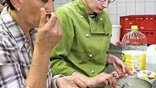 Christine Ebert beim Abschmecken der Suppe, die sie mit Kerstin Schmitt zubereitet hat.Foto: Barbara Herbst
