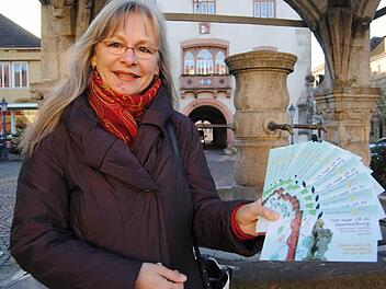 Geistreiche Beitr&auml;ge erw&uuml;nscht: Maria Heckmann wirbt mit Teilnahmekarten f&uuml;r das 1300-Ja-Buch. Foto: Wolfgang D&uuml;nnebier