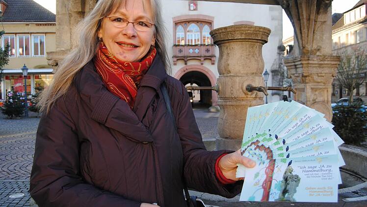 Geistreiche Beitr&auml;ge erw&uuml;nscht: Maria Heckmann wirbt mit Teilnahmekarten f&uuml;r das 1300-Ja-Buch. Foto: Wolfgang D&uuml;nnebier