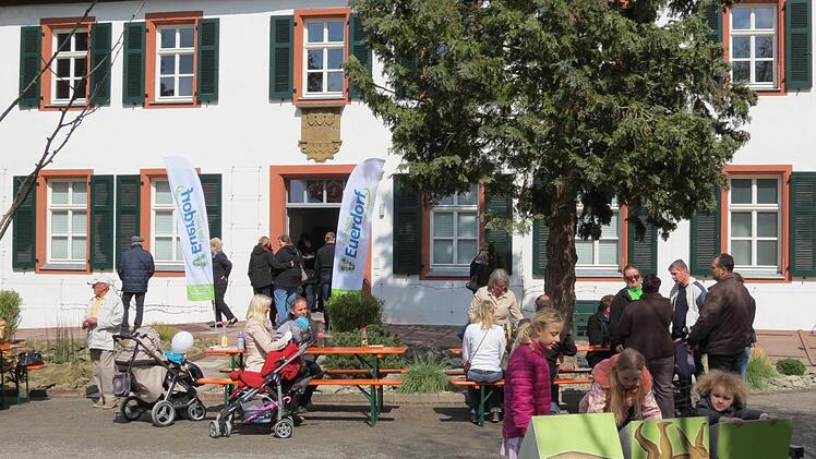 Zahlreiche Interessierte gingen den rund acht Kilometer langen Weg vom Heiligenhof zum Museum Euerdorf. Foto: Doris Bauer