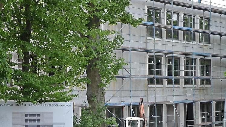 Der Neubau auf dem Gelände der Carl-Platz-Schule Foto: bp