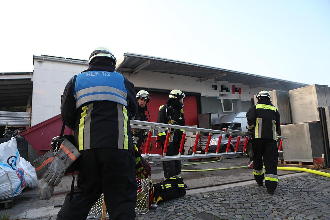 Nürnberg: Brand in Lagerhalle