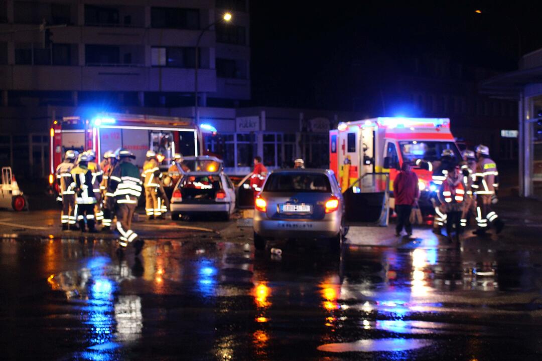 Unfall Bayreuth: Feuerwehr rettet Frau aus Auto