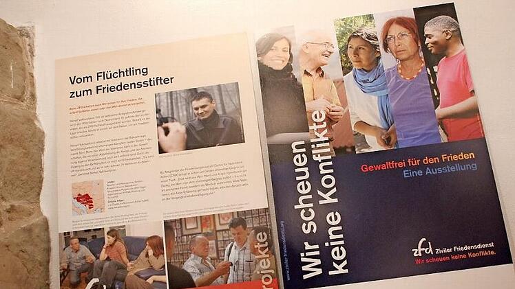 Auf 17 Informationstafeln wird die weltweite Tätigkeit des Zivilen Friedensdienstes im "Zeiler Hexenturm" vorgestellt. Die Ausstellung zeigt bis 21. Mai zu den Öffnungszeiten des Dokumentationszentrum, wie und wo zivile Friedensarbeit funktioniert. Foto: Klaus Schmitt