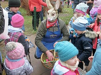 Umringt von kleinen Fans verteilte Meister Lampe in Ludwigschorgast bunte Ostereier.  Foto: Tobias Braunersreuther