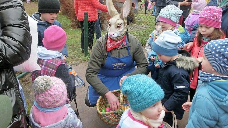 Umringt von kleinen Fans verteilte Meister Lampe in Ludwigschorgast bunte Ostereier.  Foto: Tobias Braunersreuther