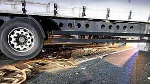A3: Auto kracht unter Lkw-Anh&auml;nger - zwei Schwerverletzte