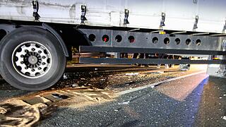A3: Auto kracht unter Lkw-Anh&auml;nger - zwei Schwerverletzte