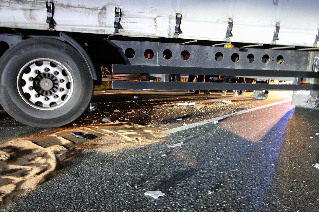 A3: Auto kracht unter Lkw-Anhänger - zwei Schwerverletzte