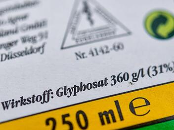 Glyphosat ist der weltweit am meisten eingesetzte Wirkstoff in Pflanzenschutzmitteln. Symbolbild: Patrick Pleu/dpa