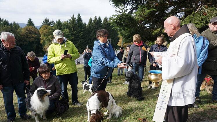 Pater Georg Andlinger  lud zur Tiersegnung ein  und vor allem Hundehalter waren dieser Einladung zahlreich gefolgt.  Foto: Marion Eckert