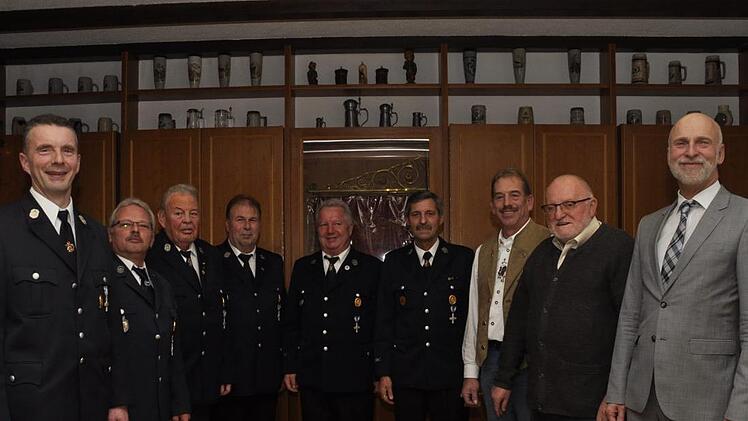 Als langjährige Mitglieder bei der Feuerwehr Reiterswiesen zeichneten OB Kay Blankenburg (rechts) und Kommandant Bernd Ort (links) aus: Harald Werner, Manfred Kissner, (40 Jahre) Thomas Kiesel, Hubert Warmuth, Dieter Thurn, Arno Röder und Rudolf Greubel (50 Jahre, von links). Foto: Peter Klopf