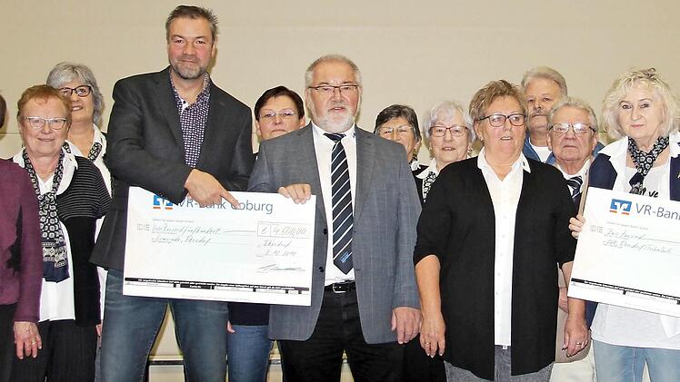 Für das Kleiderkammer-Team überreichte VdK-Ortsverbandsvorsitzender Fredi Schmidt (Mitte) eine Spende von 4500 Euro an die Gemeinde Ebersdorf. Den symbolischen Spendenscheck nahm Dritter Bürgermeister Jürgen Heymann (links) entgegen. Fotos: Alexandra Kemnitzer