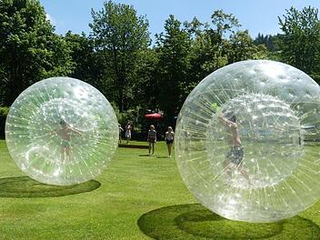 Riesenandrang herrschte bei den Zorbingb&auml;llen, die &uuml;ber die Wiese gerollt wurden. Fotos: J&uuml;rgen Schlee