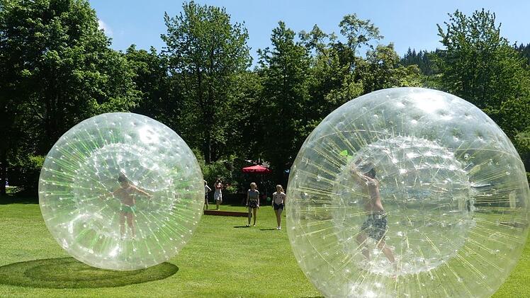Riesenandrang herrschte bei den Zorbingb&auml;llen, die &uuml;ber die Wiese gerollt wurden. Fotos: J&uuml;rgen Schlee