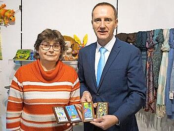 Die Fair-Trade-Stadt Eltmann hat jetzt eine Stadtschokolade. Die Tafeln aus fair gehandelter Schokolade sind geschmückt mit Motiven, die an der Wallburg-Realschule von Schülern gestaltet wurden. Unser Bild zeigt Elisabeth Müller-Förtsch vom Weltladen und Bürgermeister Michael Ziegler bei der offiziellen Präsentation.  Foto: Sabine Weinbeer