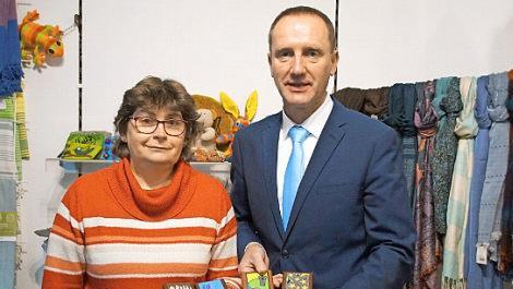 Die Fair-Trade-Stadt Eltmann hat jetzt eine Stadtschokolade. Die Tafeln aus fair gehandelter Schokolade sind geschmückt mit Motiven, die an der Wallburg-Realschule von Schülern gestaltet wurden. Unser Bild zeigt Elisabeth Müller-Förtsch vom Weltladen und Bürgermeister Michael Ziegler bei der offiziellen Präsentation.  Foto: Sabine Weinbeer