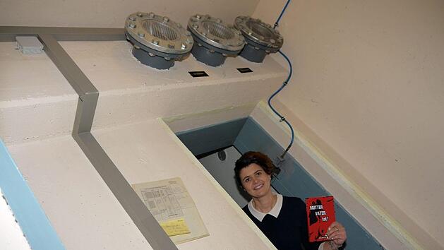 Sie hat's gern grausam: Im  dunkelsten Kellereck des Coburger  Landratsamtes  kommt  Nina Kutscher mit ihrem neuen  Buch um die Ecke: "Mutter, Vater, tot".Berthold Köhler