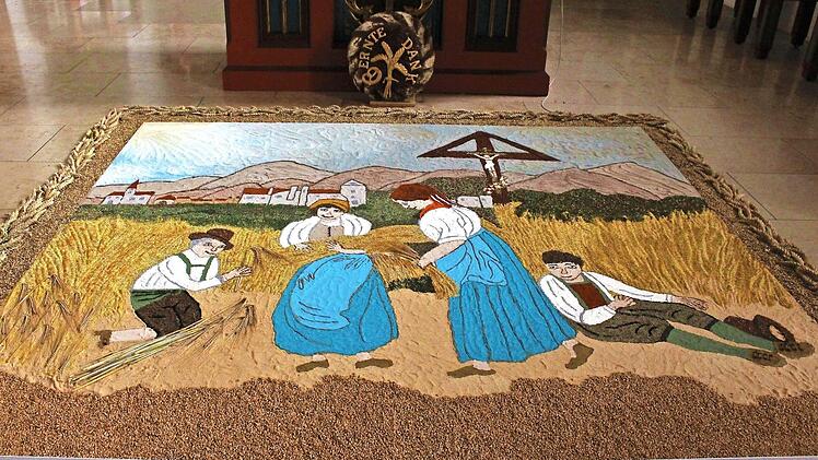 Ein Erntemotiv aus vergangener Zeit haben fleißige Hände in der Wachenrother Kirche zu einem Teppich gelegt. Foto: Evi Seeger