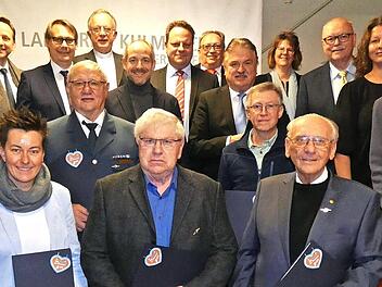 Die Tr&auml;ger der Ehrennadel freuen sich &uuml;ber die Anerkennung: Im Bild (vorne, von links) Marianne Nowack, Siegbert Unger, Melanie T&uuml;rk, Siegfried Escher, Gerhard Herold, J&uuml;rgen Schramm und Siegfried Kimmel.