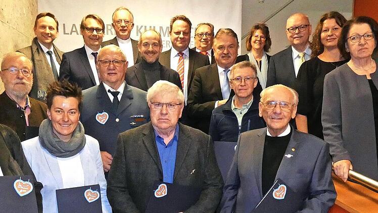 Die Tr&auml;ger der Ehrennadel freuen sich &uuml;ber die Anerkennung: Im Bild (vorne, von links) Marianne Nowack, Siegbert Unger, Melanie T&uuml;rk, Siegfried Escher, Gerhard Herold, J&uuml;rgen Schramm und Siegfried Kimmel.