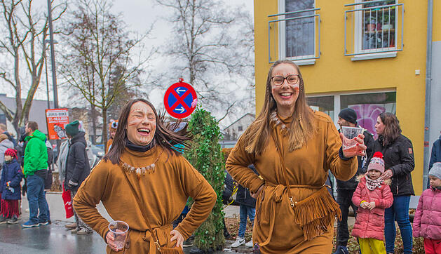 Buntes Faschingstreiben begeistert groß und klein.