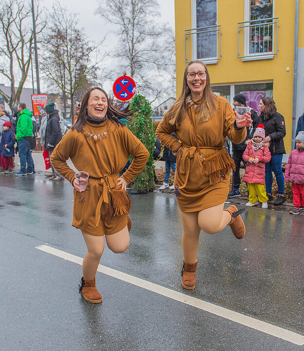 Buntes Faschingstreiben begeistert groß und klein.