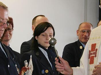 Dekan Hans Roppelt spendet bei der Einweihung des neuen Feuerwehrhauses in Stadtsteinach dem von einem anonymen Gönner gestifteten St. Florian den  Segen. Fotos: Sonja Adam