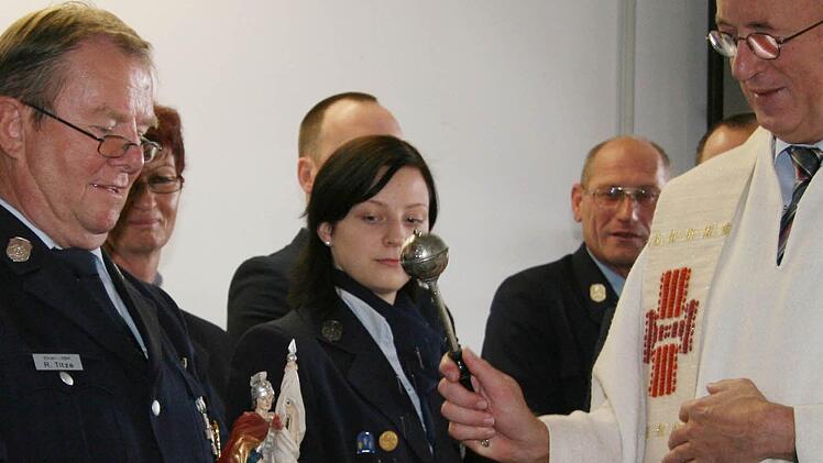Dekan Hans Roppelt spendet bei der Einweihung des neuen Feuerwehrhauses in Stadtsteinach dem von einem anonymen Gönner gestifteten St. Florian den  Segen. Fotos: Sonja Adam