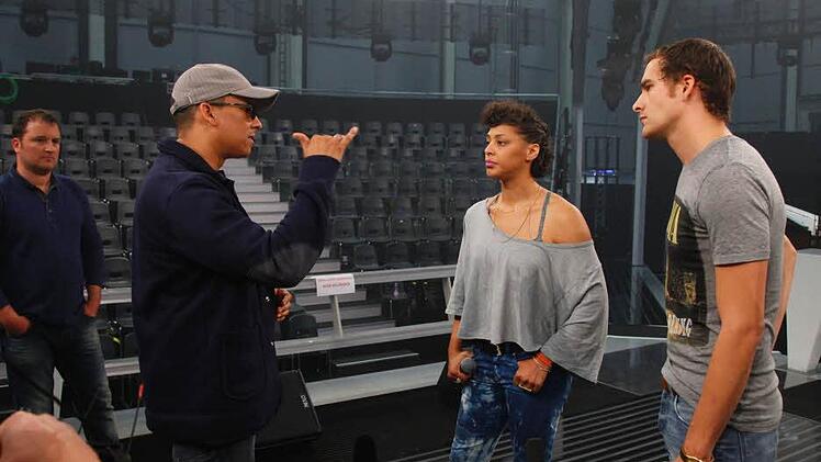 Vor der Sendung bekamen Sandra und Michael noch letzte Tipps von ihrem Coach Xavier Naidoo. Foto: SAT.1/ProSieben/Richard Hübner