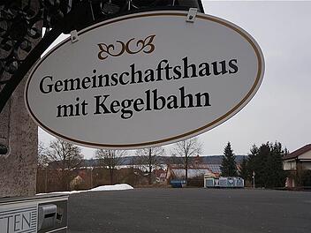Im Fokus der Dorferneuerung: "Soll der bisherige Parkplatz am Gemeinschaftshaus zum Gartenparadies werden?". Foto: Gerd Schaar