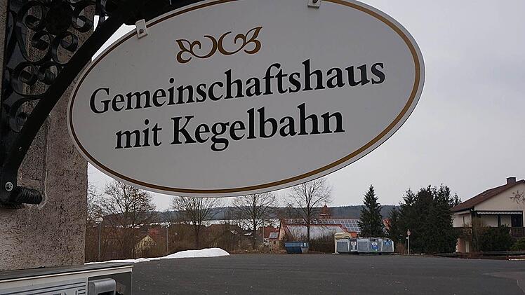 Im Fokus der Dorferneuerung: "Soll der bisherige Parkplatz am Gemeinschaftshaus zum Gartenparadies werden?". Foto: Gerd Schaar