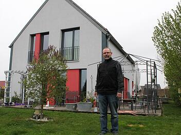 Von außen kaum erkennbar: Das Passivhaus von Andreas Hönig hat keinen Schornstein und überall raumhohe Fenster. Unter dem Putz sind fast nur Holzwerkstoffe verbaut. Fotos: Thomas Heuchling