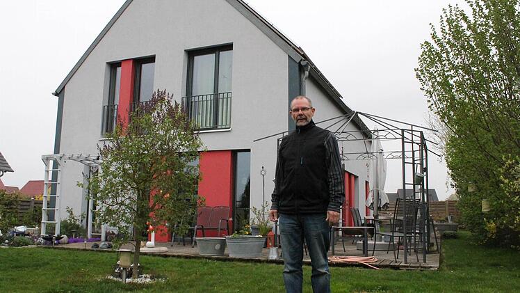 Von außen kaum erkennbar: Das Passivhaus von Andreas Hönig hat keinen Schornstein und überall raumhohe Fenster. Unter dem Putz sind fast nur Holzwerkstoffe verbaut. Fotos: Thomas Heuchling