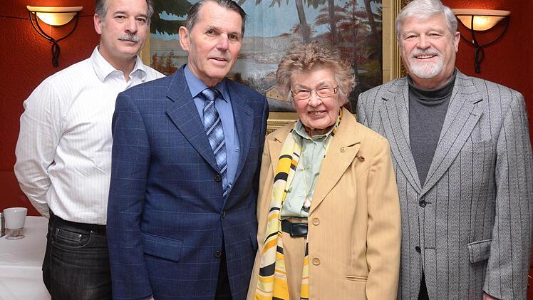 Im Beisein von Siegberth Holter (rechts), dem Schatzmeister des ADAC Nordbayern, ehrte der Vorsitzende des ADAC Automobil-Club Bad Kissingen Michael Strecker (links) die beiden langjährigen Mitglieder Christa Nürnberger (2. von rechts) und Edwin Zoll.  Foto: Peter Rauch