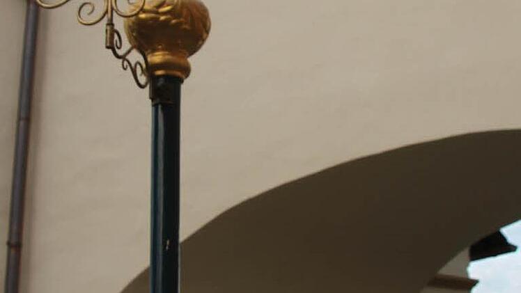 Wolfgang Gehringer aus Uetzing bei Bad Staffelstein hat eine wirklich schwere Aufgabe, denn das Bildnis, das er trägt, ist 18 Kilo schwer. Foto: Sonja Adam