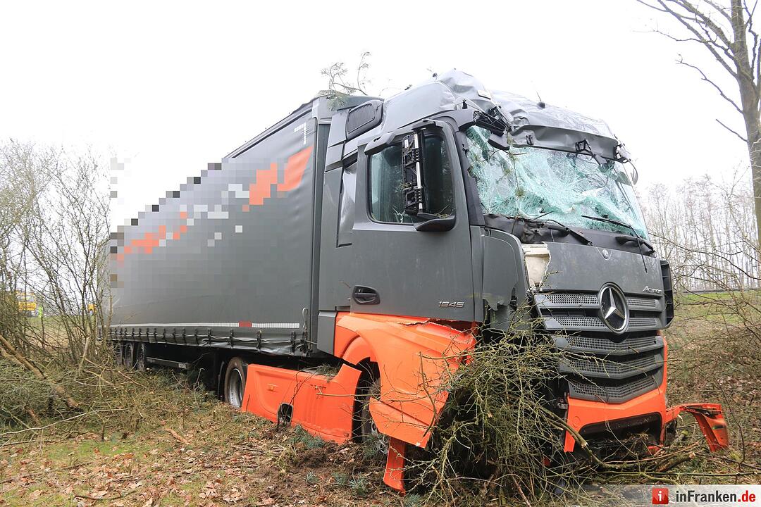 Lkw rast bei Gremsdorf ins Unterholz