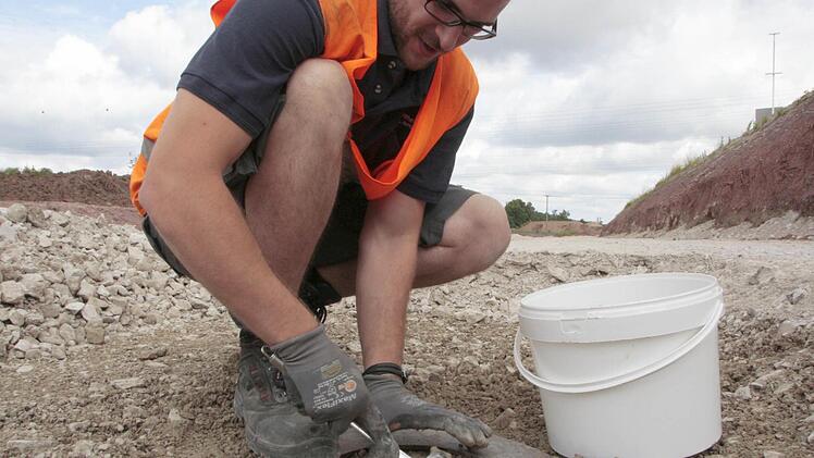 Ein Sachverständiger prüft, wie dicht das neu eingebaute Material ist. Foto: Josef Hofbauer