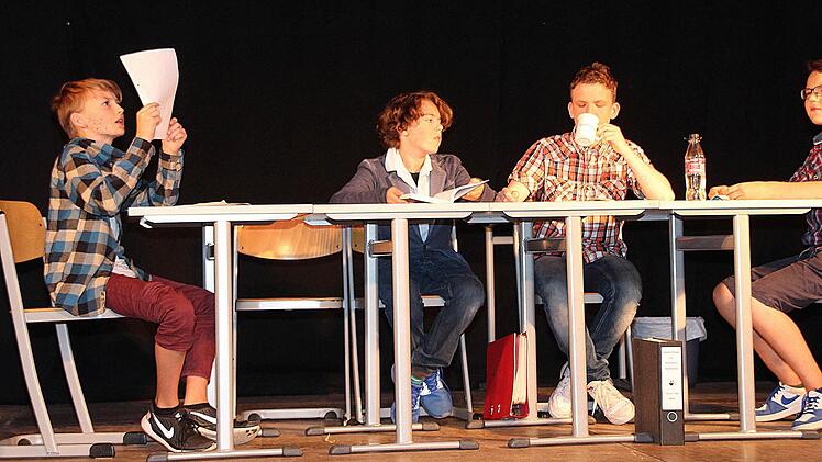 Schüler zeigten in dem Stück "Schule - Deine Zukunft" Szenen aus dem Alltag. Foto: Dieter Britz