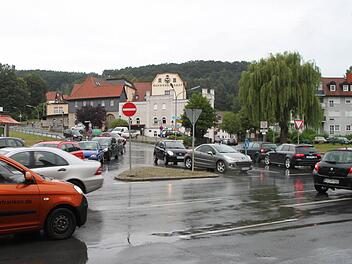 ords was los an der Kreuzung am Krankenhausberg in der Blaich: Die Autofahrer an dem Verkehrsknoten in der Blaich verhalten sich in der Regel sehr diszipliniert. Aber der Kraftfahrer-Schutz Kulmbach hat dort nun erneut einen Kreisverkehr in die Diskussion gebracht.  Foto: Stephan Tiroch