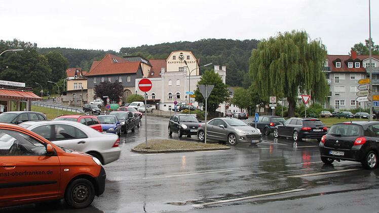 ords was los an der Kreuzung am Krankenhausberg in der Blaich: Die Autofahrer an dem Verkehrsknoten in der Blaich verhalten sich in der Regel sehr diszipliniert. Aber der Kraftfahrer-Schutz Kulmbach hat dort nun erneut einen Kreisverkehr in die Diskussion gebracht.  Foto: Stephan Tiroch