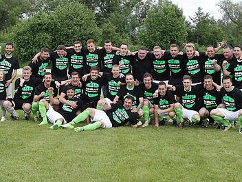 Die Spieler des SC Kemmern jubeln über den Aufstieg in die Kreisliga, stehend v. l.: Jochen Kutzelmann mit Luke und Mila, Johannes Dorsch, Manfred Ostarek, Joachim Schrick, Tobias Lieb, Fabian Hirschinger, Dominik Ortlauf, Magnus Geuß, Niklas Gäßler, Markus Plaha, Julian Schnapp, Peter Altenbach, Berti Dorsch, Daniel Seelmann; sitzend v. l.: Sven Wolff, Arthur Schetlich, Celal Basaran, Jonas Porzelt, Nino Bauer, Christian Schetlich, Michael Benoit, David Görtler, Jonas Preiss, Kevin Will, Dom...