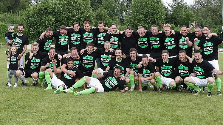 Die Spieler des SC Kemmern jubeln über den Aufstieg in die Kreisliga, stehend v. l.: Jochen Kutzelmann mit Luke und Mila, Johannes Dorsch, Manfred Ostarek, Joachim Schrick, Tobias Lieb, Fabian Hirschinger, Dominik Ortlauf, Magnus Geuß, Niklas Gäßler, Markus Plaha, Julian Schnapp, Peter Altenbach, Berti Dorsch, Daniel Seelmann; sitzend v. l.: Sven Wolff, Arthur Schetlich, Celal Basaran, Jonas Porzelt, Nino Bauer, Christian Schetlich, Michael Benoit, David Görtler, Jonas Preiss, Kevin Will, Dom...