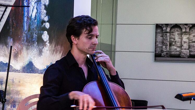 Cellist Heiner Reich beim "Klanggrenzen"-Konzert in der VR-Bank CoburgFoto: Jochen Berger