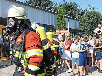 Die Atemschutzträger begeben sich in das Schulgebäude. Foto: Petra Malbrich