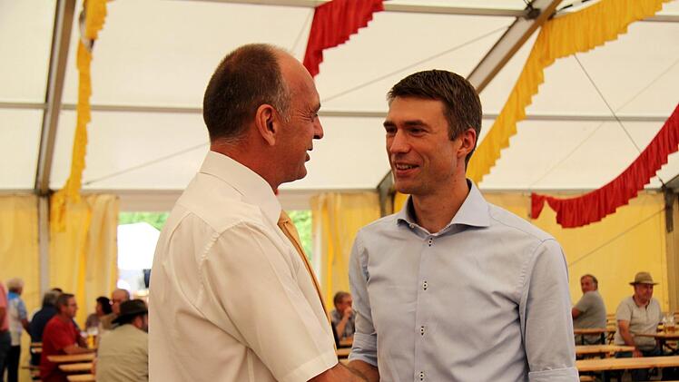 Bürgermeister Heinrich Süß begrüßt den Parlamentarischen Staatssekretär Stefan Müller.