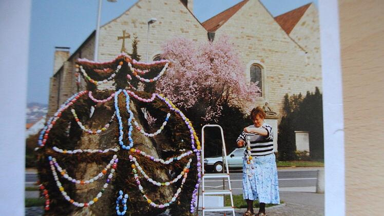 Irma Strätz mit dem ersten Osterbrunnen. Lisa Moser/Archiv
