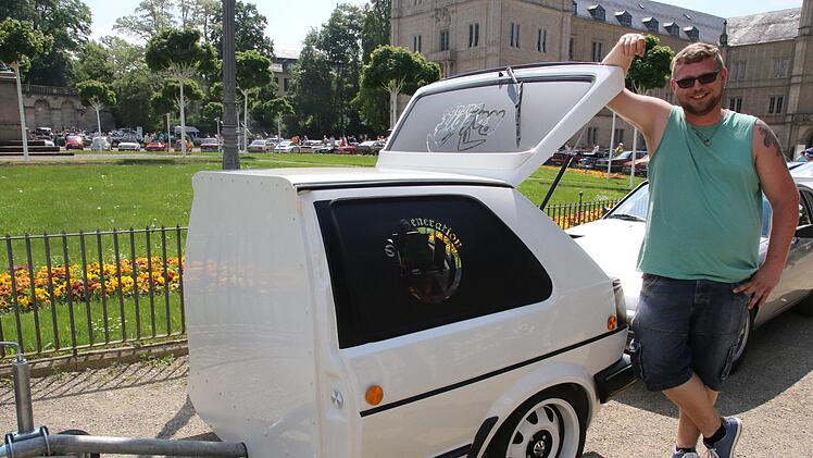 Impressionen vom 15. Coburger Old- und Youngtimertreffen auf dem Schlossplatz: Peter Exner wollte schon immer einen besonderen Anhänger und hat ihn sich einfach selbster gebaut - aus einem 2er Golf.Foto: Wolfgang Desombre
