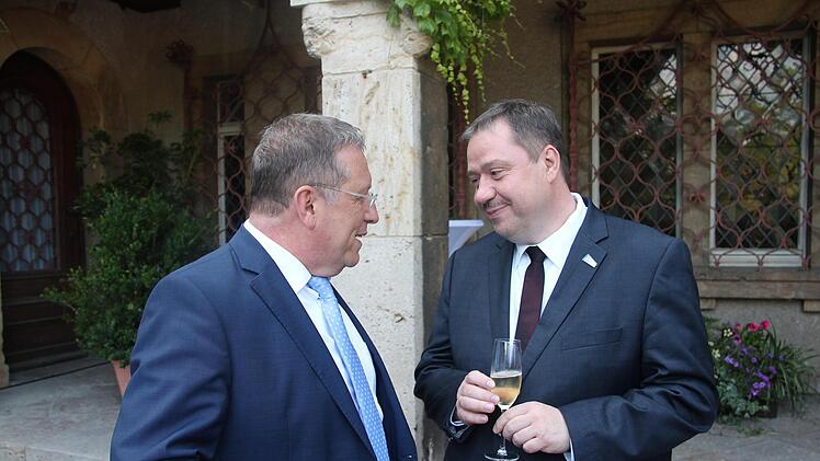 Kulmbachs Oberbürgermeister Henry Schramm (links) im Gespräch mit dem künftigen Bürgermeister von Saalfeld, Steffen KaniaWerner Reißaus